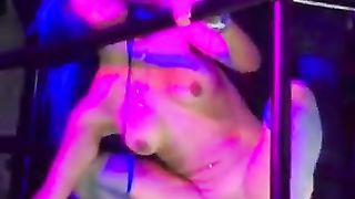 Lap dancer si masturba la fica con delle bottigliette