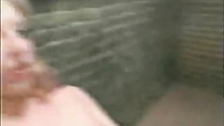 Uomo infila tutta la testa dentro una figa