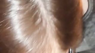 Si scopa ragazza con gli occhiali