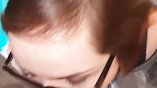 Si scopa ragazza con gli occhiali