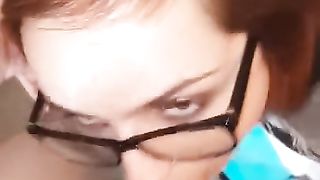 Si scopa ragazza con gli occhiali