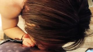 Pompino con una tetta nuda