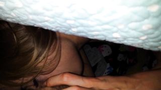 Pompino sotto le coperte