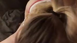 Giovane coppia scopa