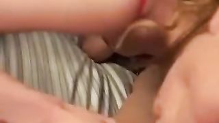 Giovane coppia scopa