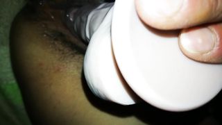 Troia nera masturbata con un dildo