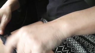 Per strada in auto mi sono sfilata le mutandine