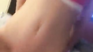 Giovane coppia scopa