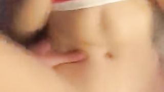 Giovane coppia scopa