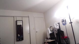 Entra in camera e svuota le palle del fidanzato