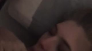 Travestito dal cazzo enorme lo mette in bocca a ragazza