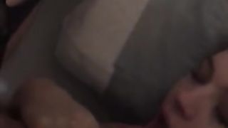 Travestito dal cazzo enorme lo mette in bocca a ragazza