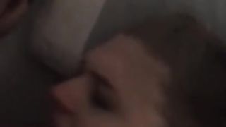 Travestito dal cazzo enorme lo mette in bocca a ragazza