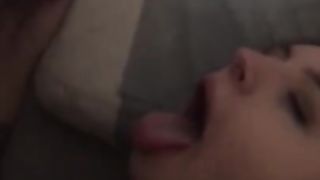 Anteprima del video: Travestito dal cazzo enorme lo mette in bocca a ragazza