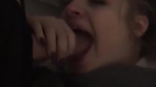 Travestito dal cazzo enorme lo mette in bocca a ragazza