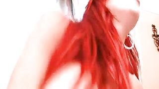 Mignotta dai capelli rossi cavalca