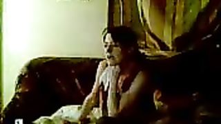 Anteprima del video: Uomo porco invita amica bionda per sesso a casa sua