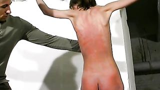 Padrone crudele tortura giovane prostituta