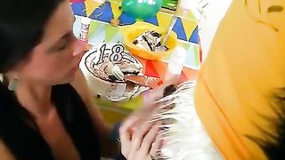 Teenager americana fa pompino alla mascotte