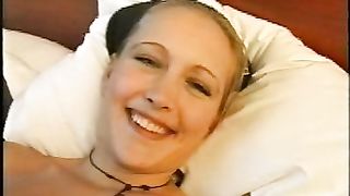 Anteprima del video: Donna tettona fa una sega al suo uomo