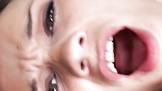 Troia arrapata si fa leccare e trombare la fica depilata