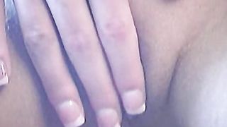 Bella fichetta depilata con mutandine di pizzo bianche