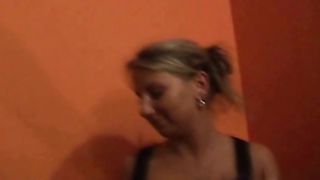 Anteprima del video: Giovane ceca fa un pompino scoperto in discoteca