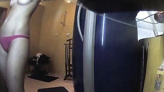 Telecamera nascosta spia le clienti di un solarium