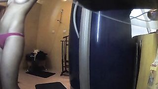 Telecamera nascosta spia le clienti di un solarium