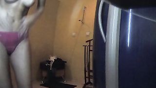 Telecamera nascosta spia le clienti di un solarium