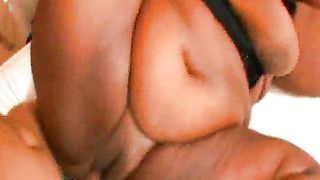 Grassona nera con un culo enorme