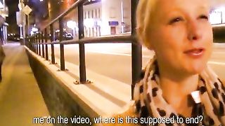 Ragazza amatoriale pagata per fare sesso