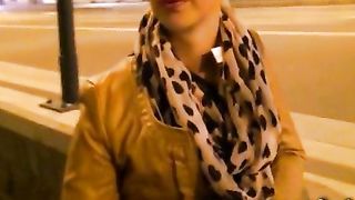 Ragazza amatoriale pagata per fare sesso