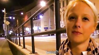 Ragazza amatoriale pagata per fare sesso