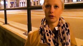 Ragazza amatoriale pagata per fare sesso