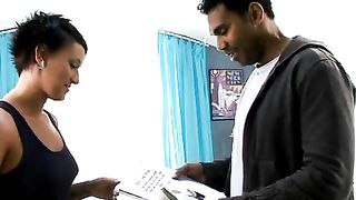 Giovane maiala succhia cazzi maturi