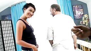 Giovane maiala succhia cazzi maturi