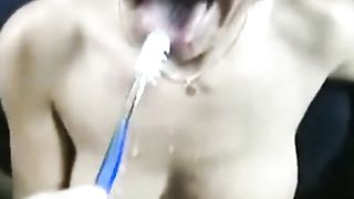 Si lava i denti con la sborra