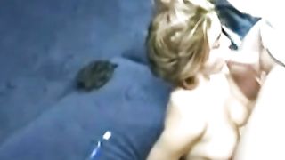 Si lava i denti con la sborra