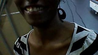 Puttana nera rimorchiata in un night