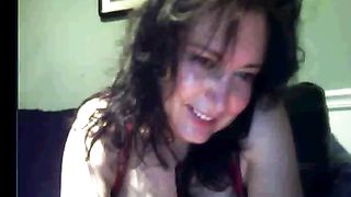 Milf bruna amatoriale si tocca in cam
