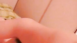 Asiatica succhia cazzo piccolo