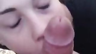 Anteprima del video: Primo bocchino della mia fidanzatina