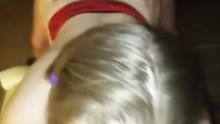 Mogli in ginocchio prende il cazzo dell'amico indietro