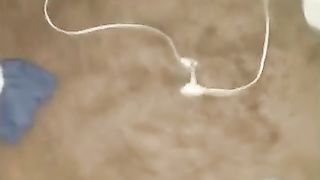 Mogli in ginocchio prende il cazzo dell'amico indietro