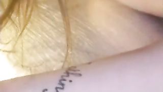 Mogli in ginocchio prende il cazzo dell'amico indietro