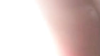 Mogli in ginocchio prende il cazzo dell'amico indietro