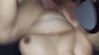 Inchiappettata a turno da 2 suoi amici