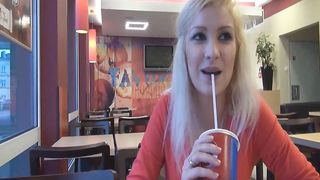 Bionda scopata in un bagno pubblico