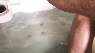 Scopata gay a tre in vasca idromassaggio